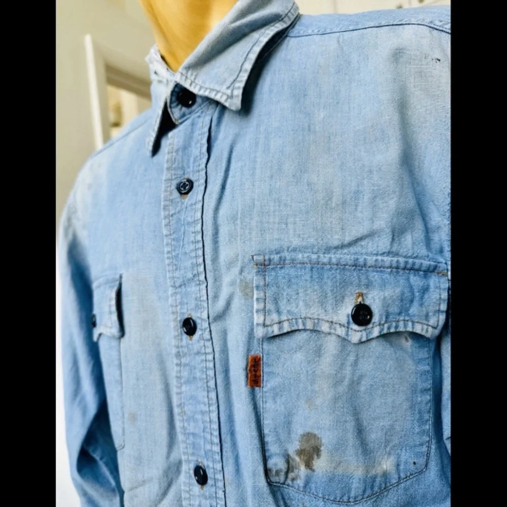 VINTAGE 1970s LEVI'S WORK SHIRT ORANGE TAB BLUE DENIM CHAMBRAY DISTRESSED XL - Picture 3 of 10